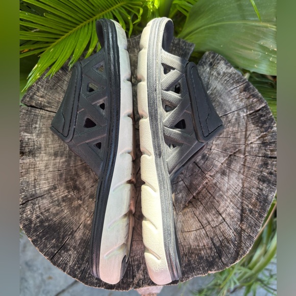 Stride Rite M2P Unisex Phibian Black Slide Sandals | Size 4 - Picture 3 of 10